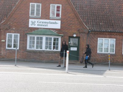 Silke Markefka und Nikolai Vogel: Nach der Grenze / Montag, 11. Mai 2009, Grenzübergang Böglum zwischen Süderlügum und Tønder, Grenze Deutschland/Dänemark