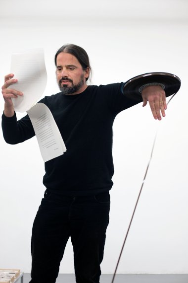 Komplizen - 10 Jahre Platform - Eröffnungsperformance von Nikolai Vogel / Foto: Toby Binder für PLATFORM