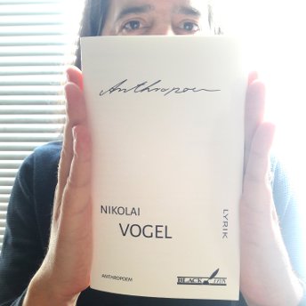 Nikolai Vogel mit seinem Gedichtband Anthropoem im Gegenlicht